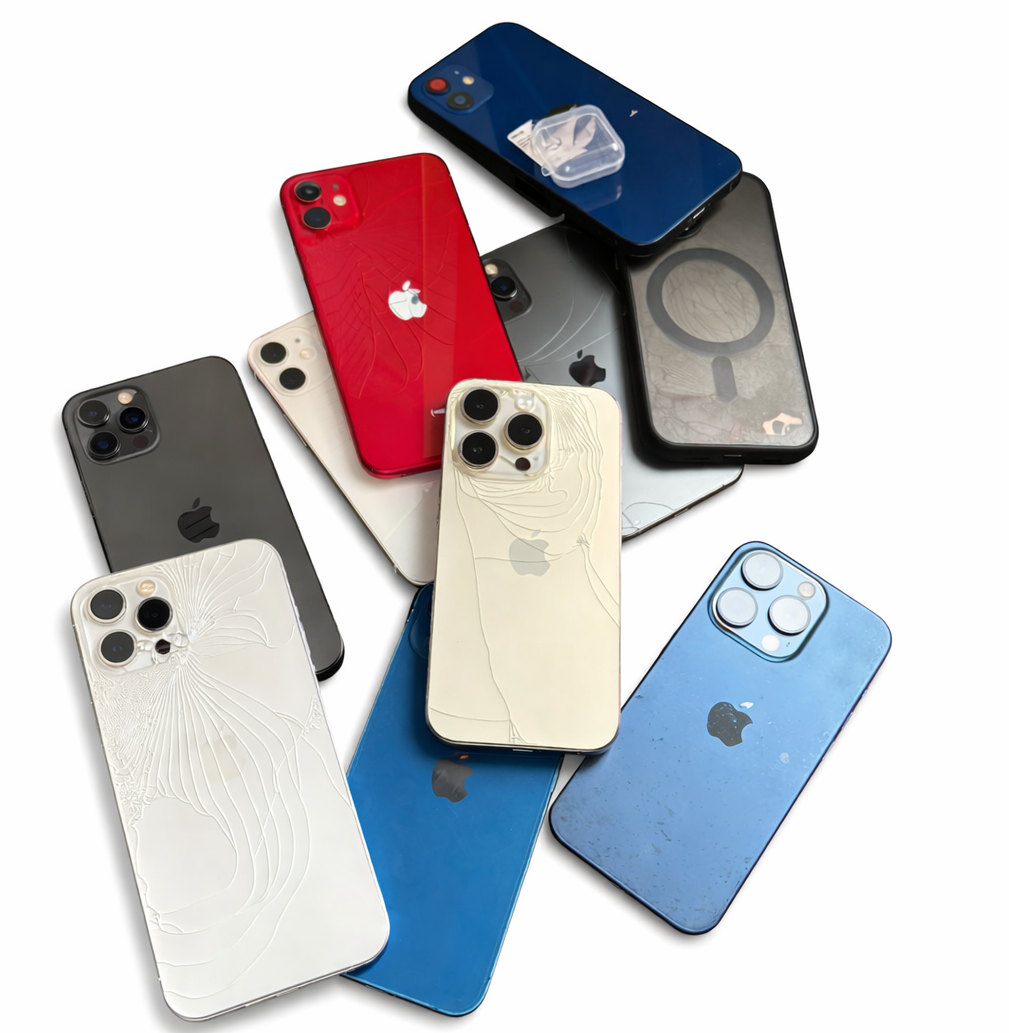 Happy couple with iPhone - Refurbished iPhones for lasting moments